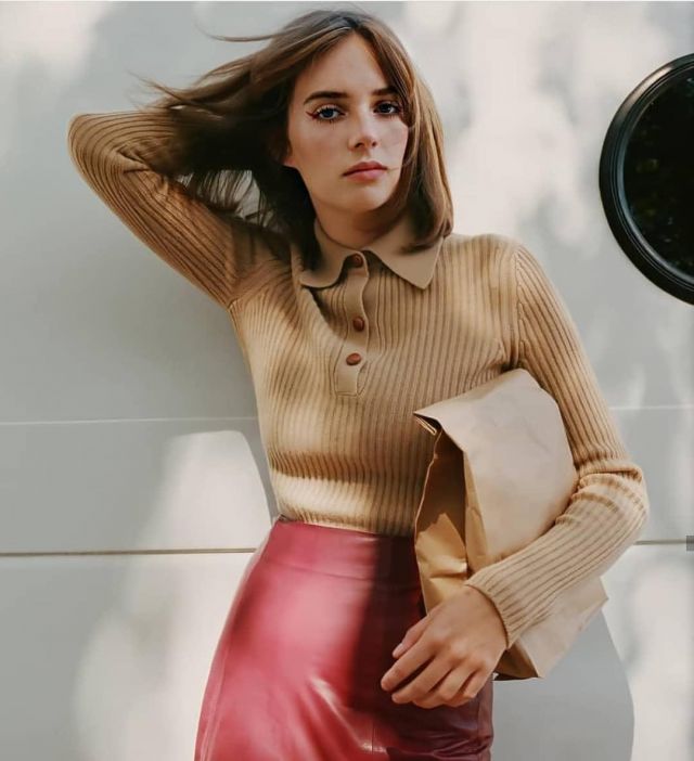 The red skirt in imitation leather Maya Hawke on the account Instagram of @mayahawkesofficial