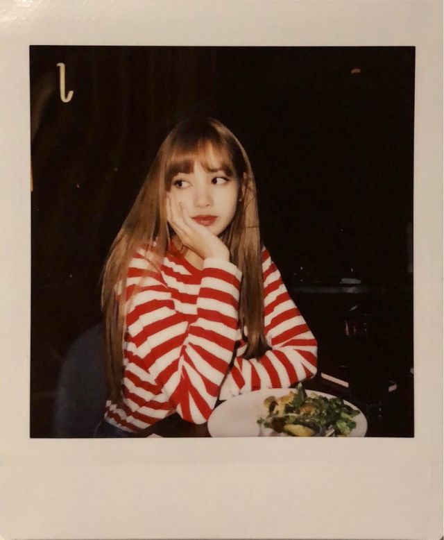 The striped sweater red and white of Lisa's account on the Instagram of @lalalalisa_m