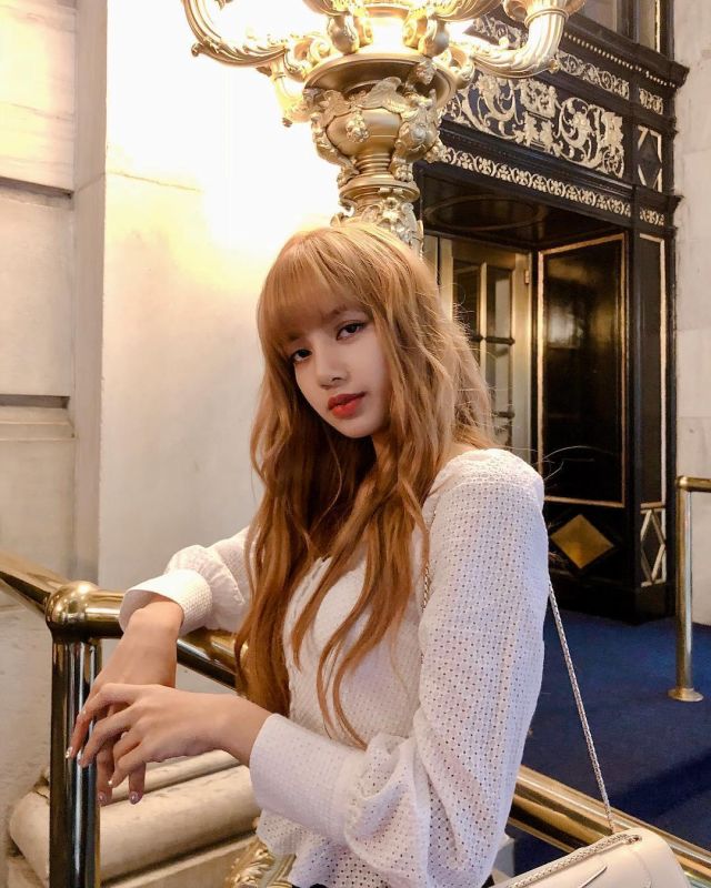 The white top of Lisa on the account Instagram of @lalalalisa_m