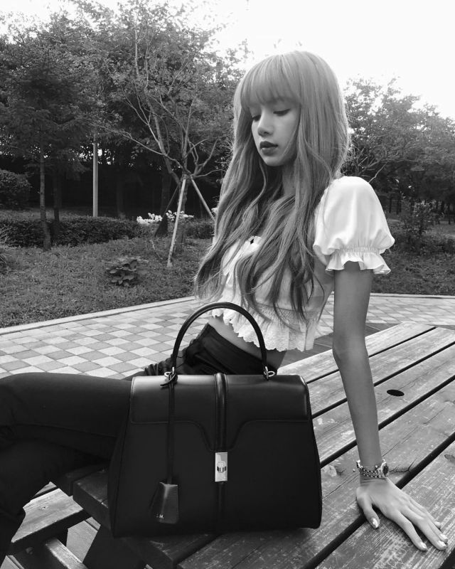 La blouse blanche de Lisa sur le compte Instagram de @lalalalisa_m