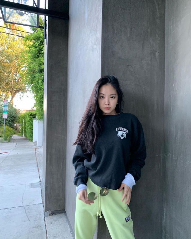 The tracksuit pants light yellow worn by Its Na-eun on the account Instagram of @marcellasne_