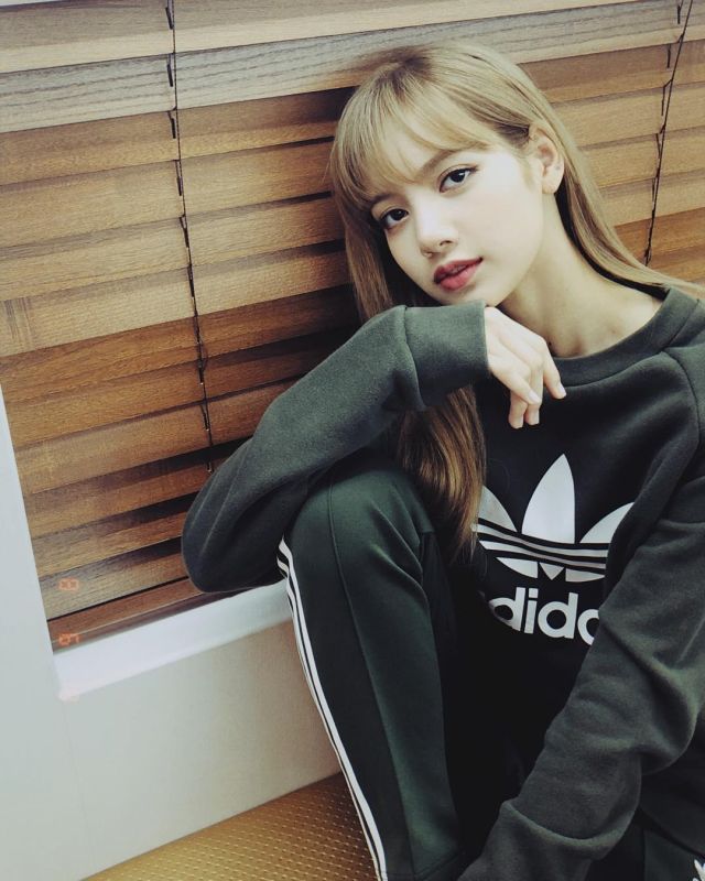 Sweatshirt Adidas of Lisa on the account Instagram of @lalalalisa_m