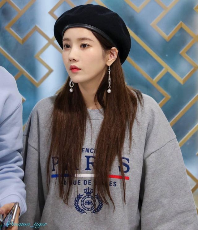 Sweatshirt grey worn by Kwon Eun-bi on the account Instagram of @eunbi.izone