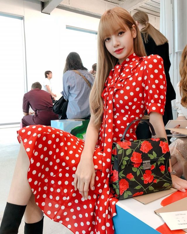 The red dress with polka dots Lisa's account on the Instagram of @lalalalisa_m