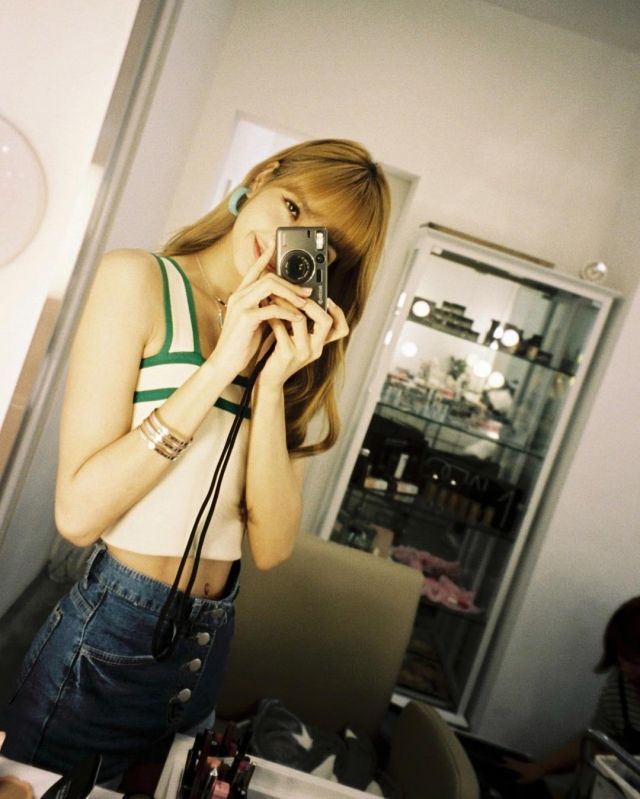 The white tank top and green by Lisa on the account Instagram of @lalalalisa_m