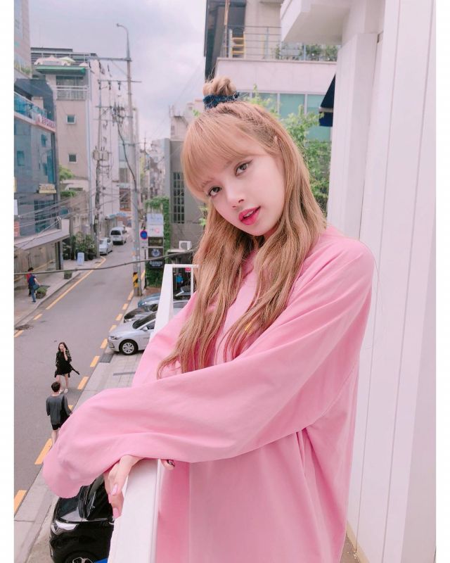 The sweater pink oversize of Lisa on the account Instagram of @lalalalisa_m