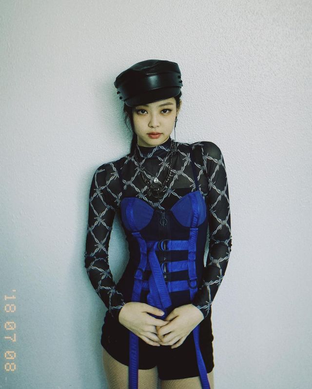 The crop top printed barbed Jennie Kim on the account Instagram of @jennierubyjane