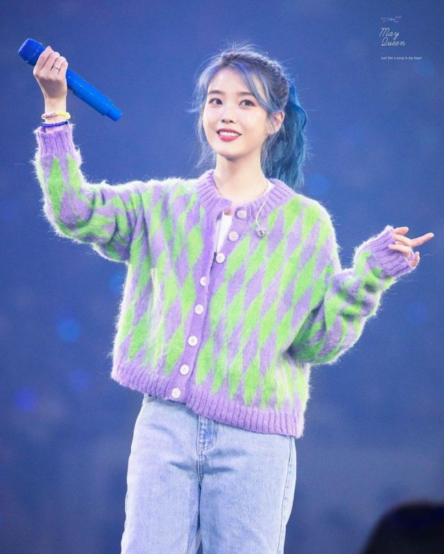 The vest printed green and purple worn by IU on the account Instagram ...