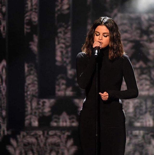 Norma Kamali Kamaliculture Turtleneck Maxi Vestido usado por Selena Gomez American Music Awards noviembre 24, 2019