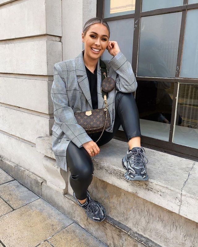 Grey Checked Blaz­er of Natalia Kurda on the Instagram account @nataliakurda