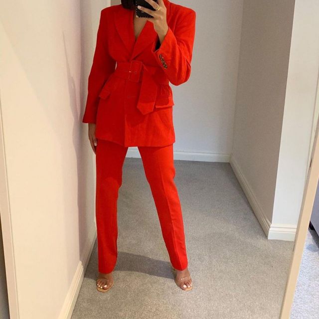 Red Blaz­er of Charlotte Emily Sanders on the Instagram account @charlotteemilysanders