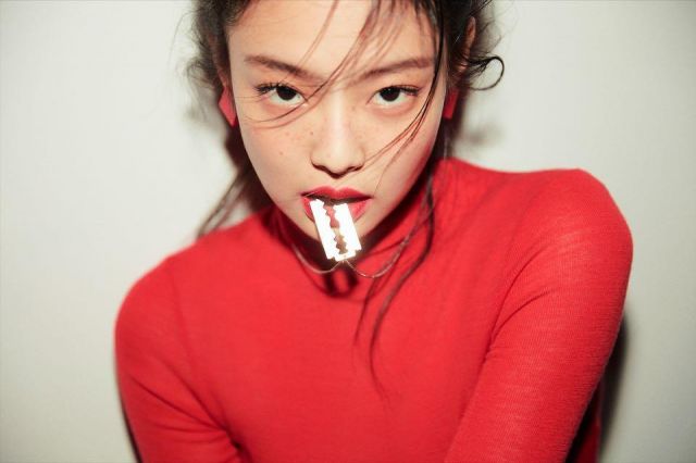 The under sweater red Jennie Kim on the account Instagram of @jennierubyjane