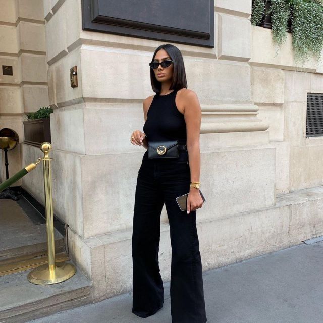 Bolso cinturón negro de Charlotte Emily Sanders en la cuenta de Instagram @charlotteemilysanders