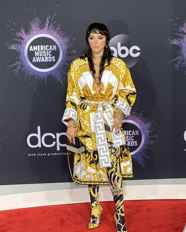 Versace Baroc­co Print Pumps of Kesha on the Instagram account @iiswhoiis November 24, 2019