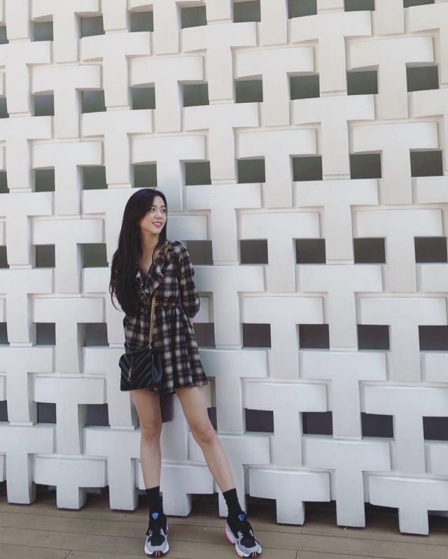 La robe à carreaux de Jisoo sur le compte Instagram de @sooyaaa__