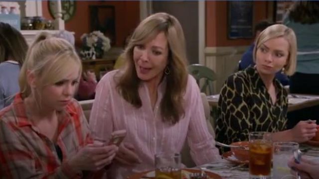 L’Agence Ryan Blouse in Si­en­na Sa­fari worn by Jill Kendall (Jaime Pressly) in Mom Season 7 Episode 7