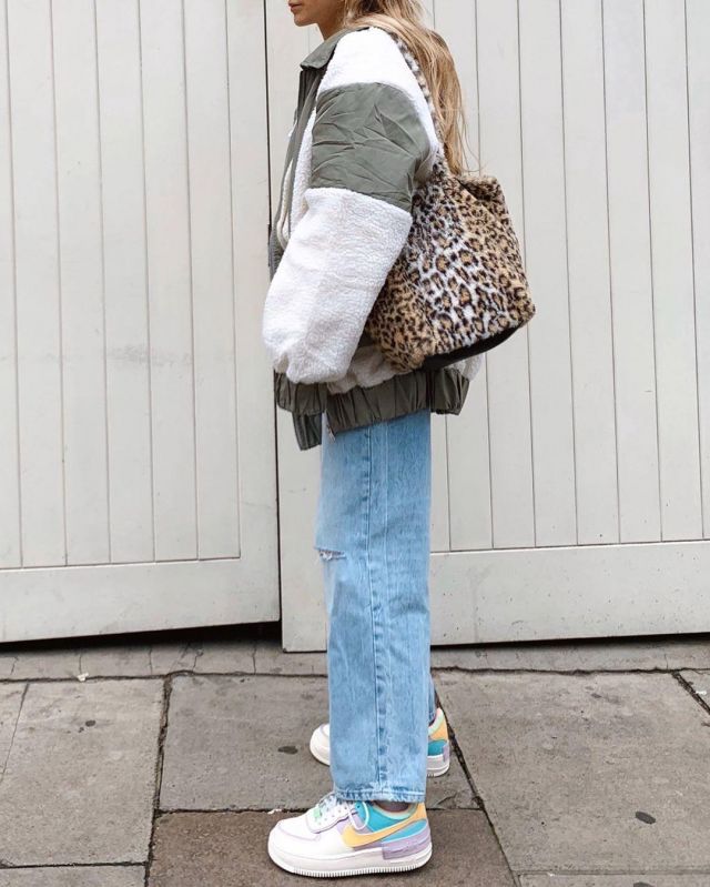 Mid Wash Distressed Boyfriend Jeans of Olivia Frost on the Instagram account @oliviabynature