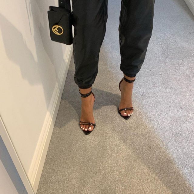 Pantalones de satén negro de Charlotte Emily Sanders en la cuenta de Instagram @charlotteemilysanders
