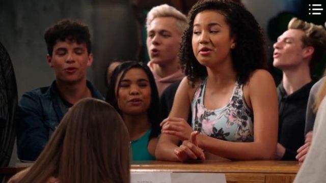 Nike Blue and Pink Print Bra usado por Gina (Sofia Wylie) en High School Musical: The Musical: The Series Season01 Episode03