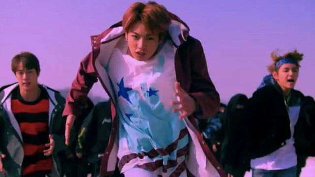 Le t-shirt "étoiles" de Jungkook dans BTS (방탄소년단) 'Not Today' Official MV