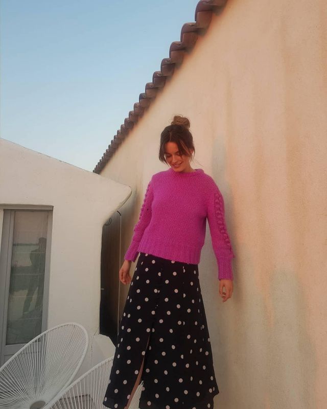 Sweater pink big mesh of Emma Mackey on the account Instagram of @emmatmackey