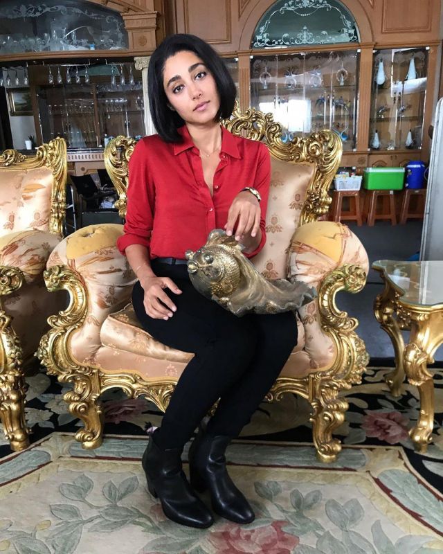 Red shirt of Golshifteh Farahani on the account Instagram of @golfarahani