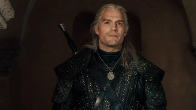Argent colar médaillon porté par Geralt de Rivia (Henry Cavill) dans The Witcher Saison 1
