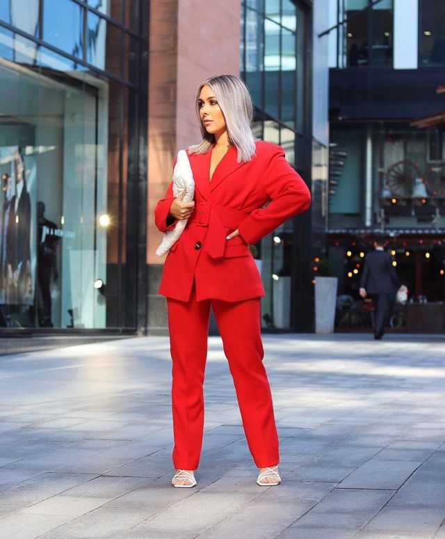 Red Belt­ed Suit Blaz­er of Natalia Kurda on the Instagram account @nataliakurda