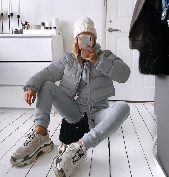 Alyssa Grey Puffer Coat de Emily Cocklin en la cuenta de Instagram @emilycocklin
