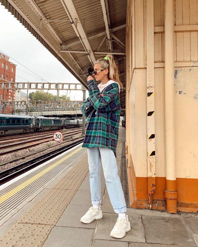 White Sneakers of Olivia Frost on the Instagram account @oliviabynature