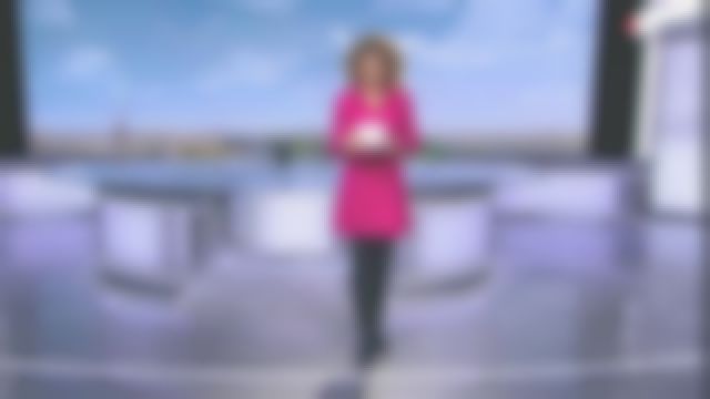 La robe en drill de laine fuchsia de Marie-Sophie Lacarrau dans Journal de 13 heures