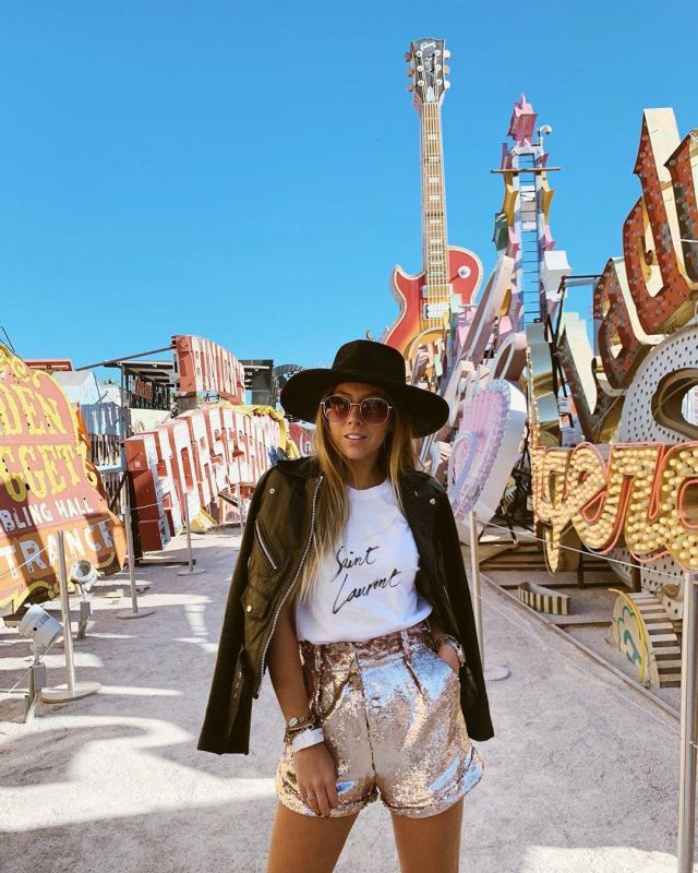 The white t-shirt Saint Laurent worn by Diana on the account Instagram of @dianeperreau
