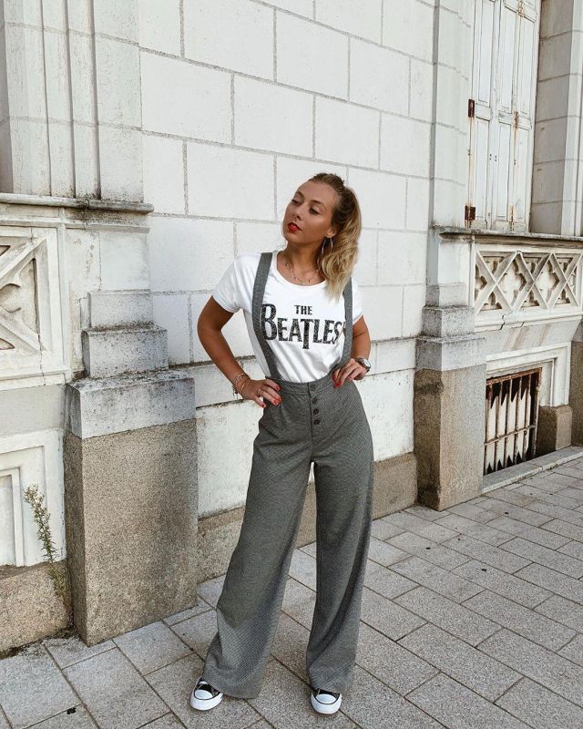 The pants with suspenders grey worn by Diana on the account Instagram of @dianeperreau