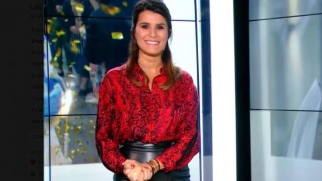 La chemise imprimé python rouge de Karine Ferri dans Les docs du dimanche