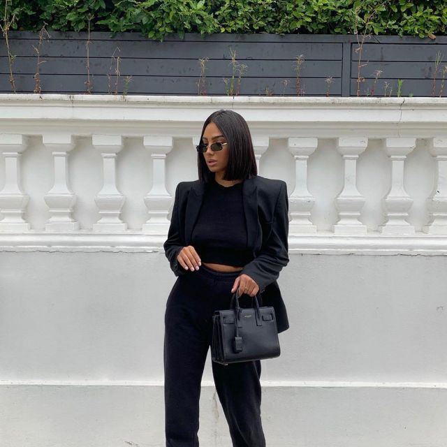 Blazer Básico Negro de Charlotte Emily Sanders en la cuenta de Instagram @charlotteemilysanders