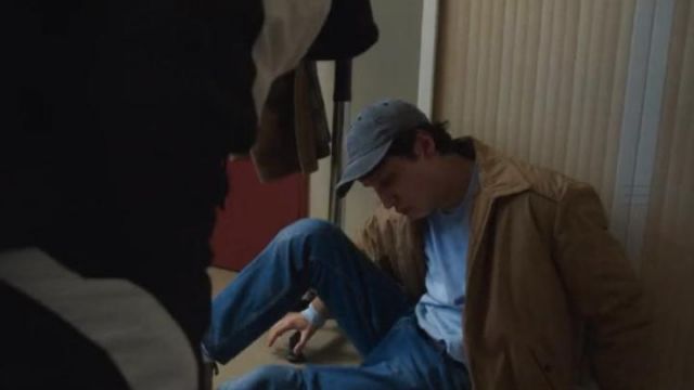 La casquette grise délavée de Victor (Nemo Schiff­man) dans la série Mortel (S01E04)