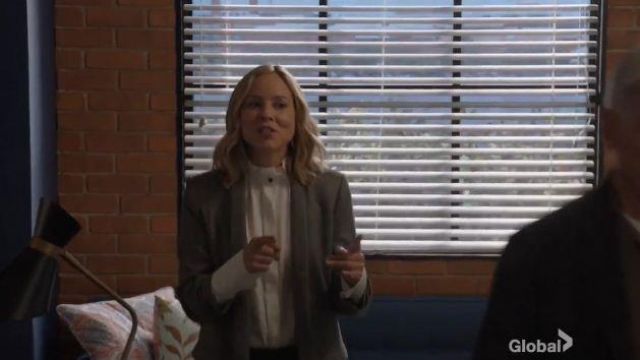 Blusa blanca de cuello con volantes usada por Jack Sloane (Maria Bello) en NCIS Temporada 17 Episodio 09