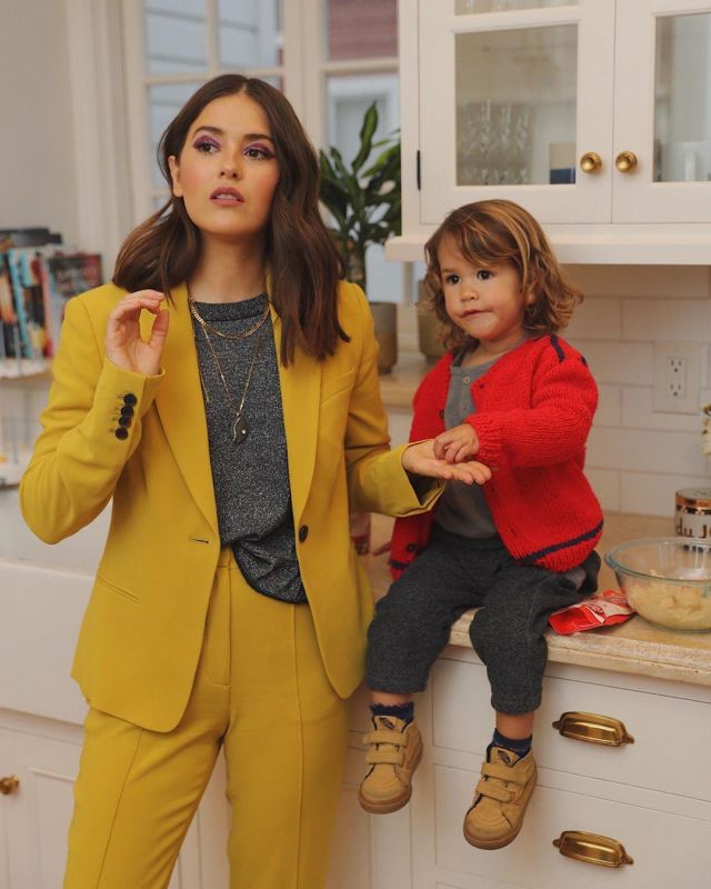 Pantalones rectos amarillos de Paola Alberdi en la cuenta de Instagram @paolaalberdi