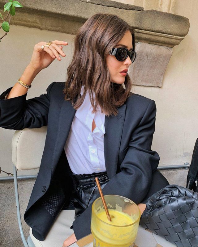 Black Over­sized Blaz­er of Paola Alberdi on the Instagram account @paolaalberdi