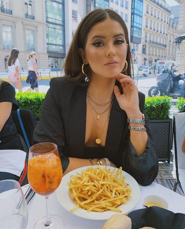 Blazer negro oversize de Paola Alberdi en la cuenta de Instagram @paolaalberdi