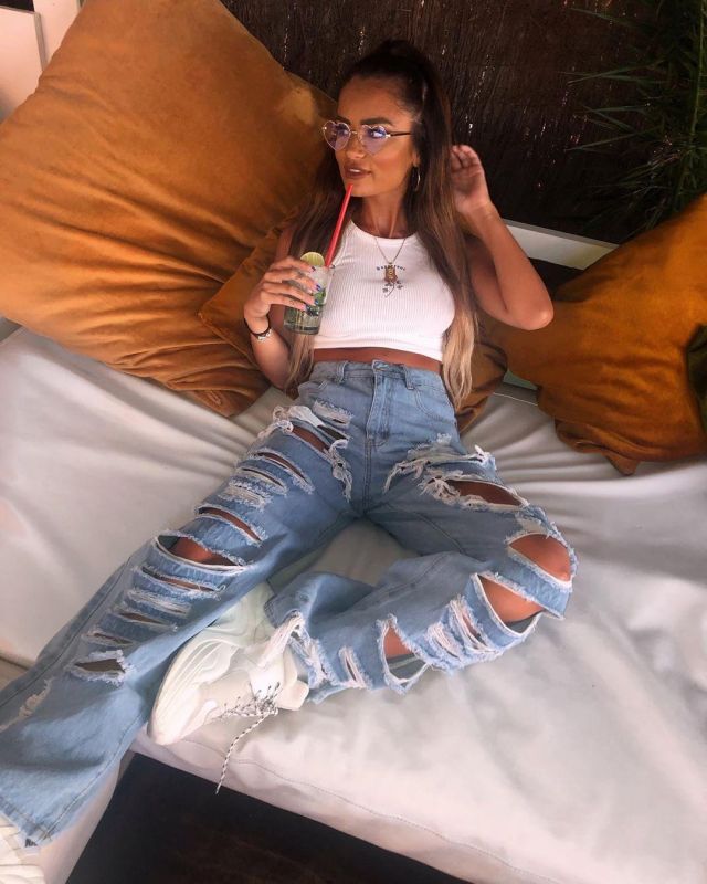 Bag­gy Mom Jeans of Leigh Woodz on the Instagram account @leighwoodz1