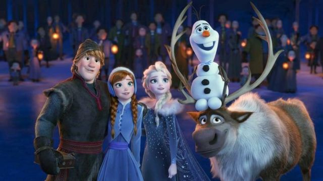 La réplique de poupée de Anna et Elsa dans La Reine des neiges 2