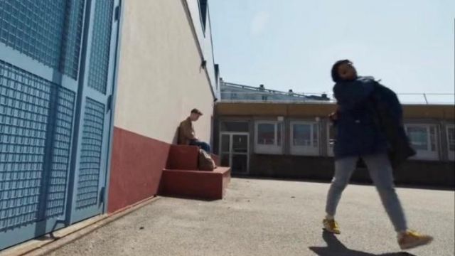 Les sneakers adidas gazelle jaunes de Luisa (Manon Bresch) dans Mortel (S01E05)