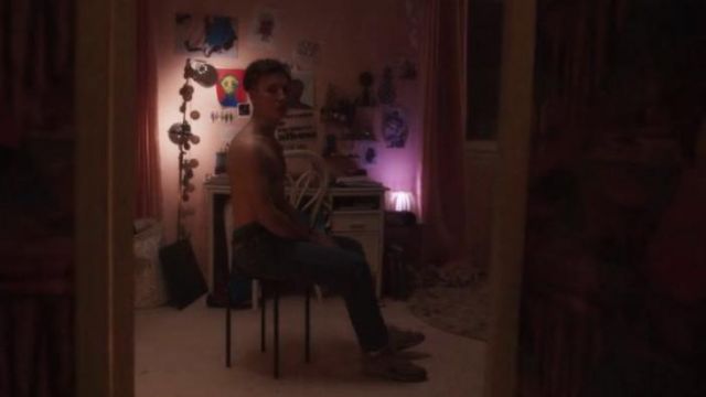 Le tabouret noir sur lequel est assis Victor (Nemo Schiff­man) dans la série Mortel (S01E05)