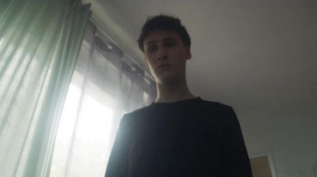 The t-shirt, long-sleeved, black by Victor (Nemo Schiffman) in the series Mortal (S01E06)