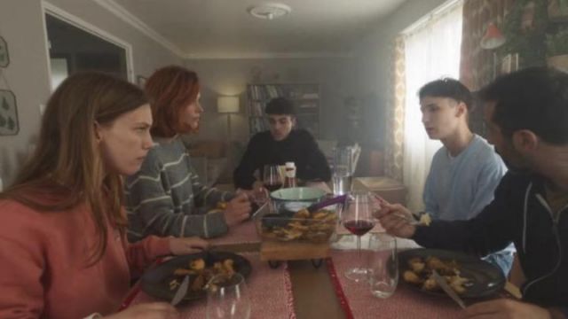Le pull gris à rayures porté par la mère de Victor dans la série Mortel (S01E06)
