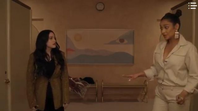 I am Gia Gold Blaz­er Jack­et worn by Jules Wiley (Kat Dennings) in Dollface Season01 Episode03