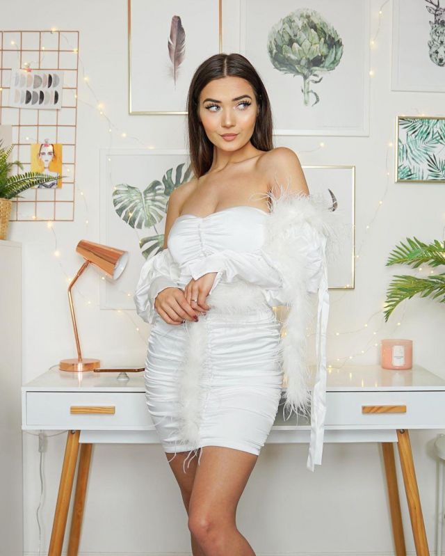 Mi­ni Dress In White of Roxi on the Instagram account @roxxsaurus