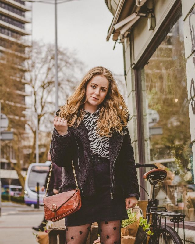 Brown Croc Bag of Yasmin Thompson on the Instagram account @asliceofchic