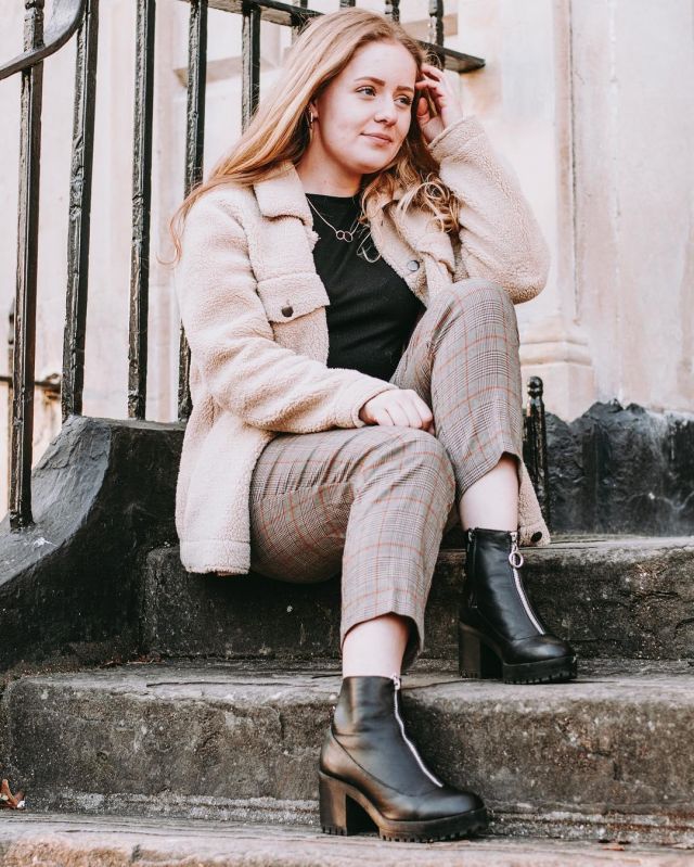 Levi's Cream Trucker Jacket of Yasmin Thompson on the Instagram account @asliceofchic